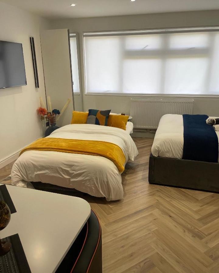 Luxury Studio- Mk Central- 5 Mins Drive To Train Station-Direct Trains To London, Birmingham Милтън Кейнс Екстериор снимка